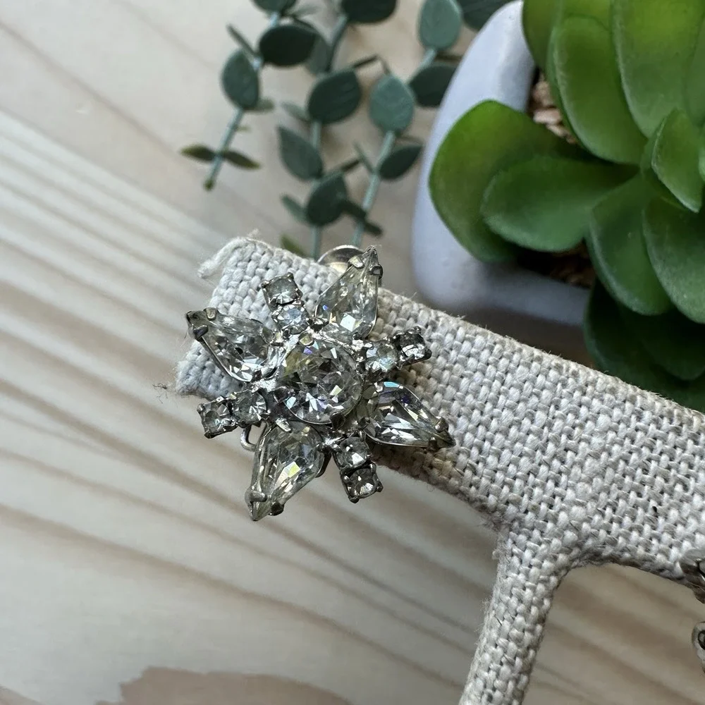 Vintage Kramer Starburst Clip Earrings 1 Inch Clear Crystal‎ Rhinestones Elegant